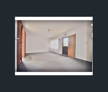 2 bedroom freshly painted and brand new carpets, very close to West... - Photo 1