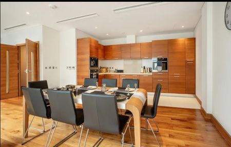 3 Bed Flat, Hawker Building, SW11 - Photo 2