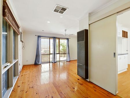 A large family home with solar panels, comfortable, affordable and well maintained - Photo 2