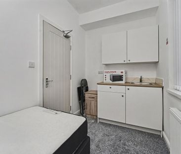 6 bedroom semi-detached house to rent - Photo 4