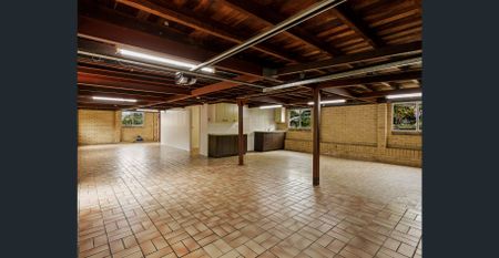 Large 4 Bedroom Family Home With Ample of Space - Photo 2