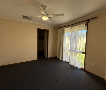 8 Frances Crescent, Cranbourne North VIC - Photo 5