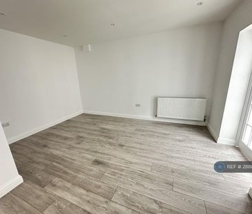 4 bedroom semi-detached house to rent - Photo 4