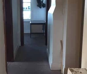 Centrally located flat to uni at a great price - Photo 4