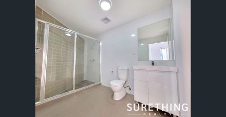 "Modern Apartment in Central location, Walk to all Amenities" - Photo 3