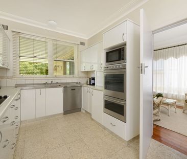 Pristine 4 bedroom brick home - Photo 5