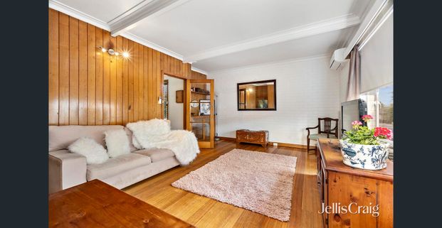 70’s inspired apartment in convenient location - Photo 1