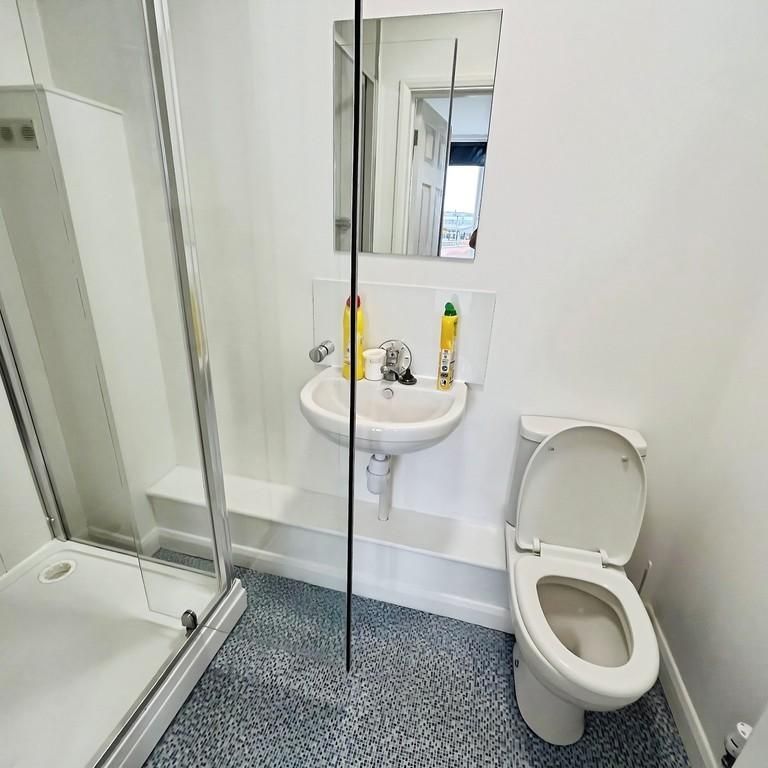 1 bedroom in a flat share to rent - Photo 1