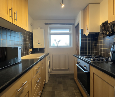 1 bed flat to rent in Tudor House, South Lynn Crescent, Bracknell, ... - Photo 3