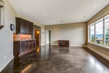 Upper Mission House – 3 bed plus den, Views! - Photo 3