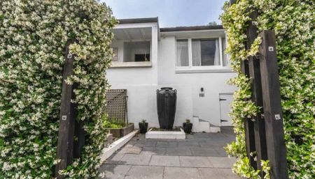 Family home in Hillpark - Photo 5