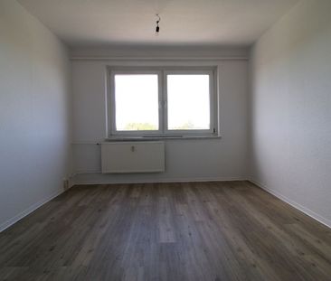 Sanierte 3-Raumwohnung mit schöner Aussicht vom Balkon im 4. OG - Photo 2