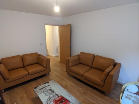 3 bedroom flat to rent - Photo 4