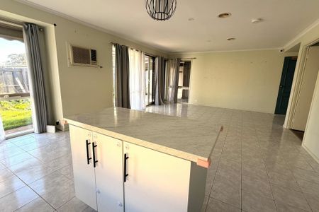 15 Berridale Court, Hampton Park VIC - Photo 2