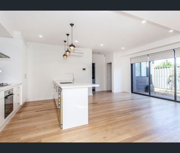 Contemporary Townhouse in Prime Location - Photo 4