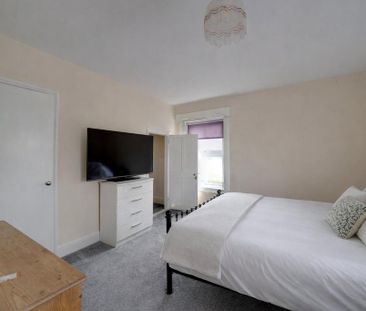 4 bedroom semi-detached house to rent - Photo 6