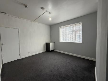 1 bedroom Flat To Let - Photo 2
