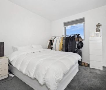 Space and style with the city at your doorstep - Photo 1