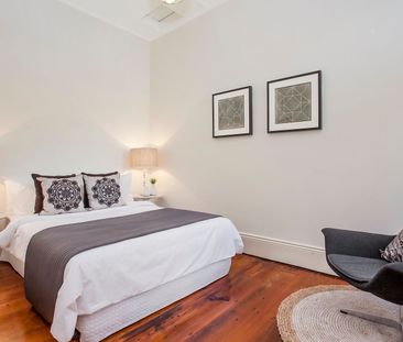 One Bedroom House with Parking - Photo 2