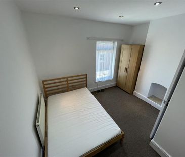 3 bedroom end of terrace house to rent - Photo 2