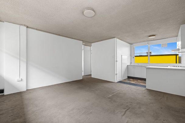 A spacious floor plan featuring two generously sized bedrooms - Photo 1