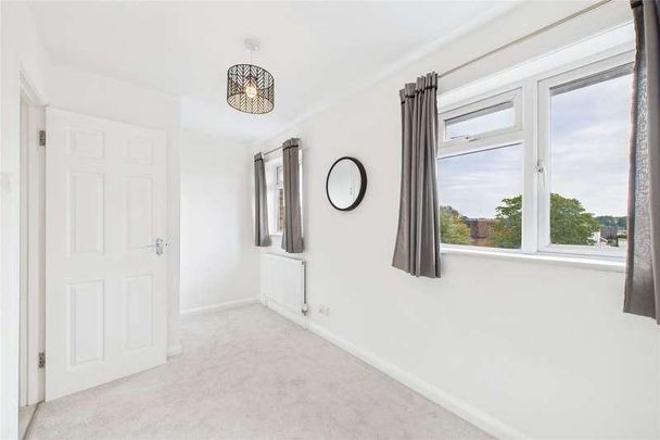 Fleet Road, Fleet, Hampshire, GU51 - Photo 1