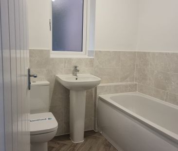 2024-Built Modern Semi-Detached Home in Hampton Woods, Peterborough - Photo 6