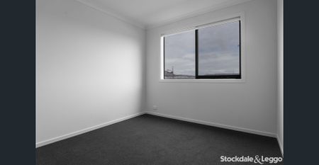 Live Where Lifestyle Meets Luxury in Grand View Estate! - Photo 4