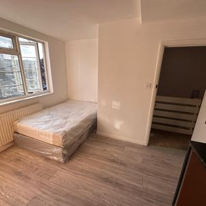 Studio Flat, Village Way East, HA2 - Photo 2