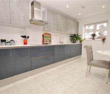 Queenswood Crescent, Englefield Green, Surrey, TW20 0AT - Photo 3