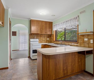Family Home Opposite Shops in Strathfieldsaye - Photo 3