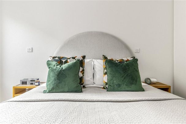 2 bedroom mews to rent - Photo 1