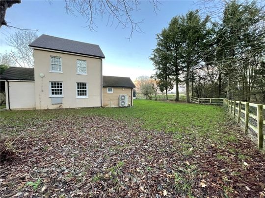 A well-presented four bedroom house, with a large garden in a rural location. - Photo 1
