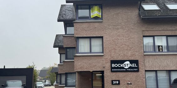 appartement met 2 slpk en autostaanplaats nabij centrum - Photo 3