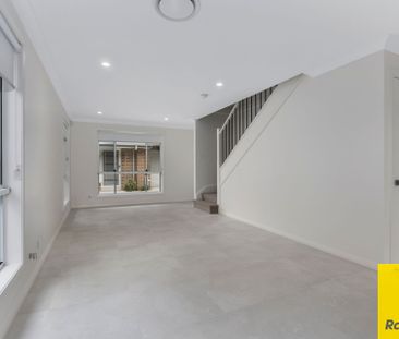Gorgeous 3 Bedroom Townhouse close to St Marys CBD ! - Photo 2