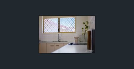 Low-Maintenance 2-Bed Villa in a Quiet Complex with Walk-to-Everything Convenience - Photo 2