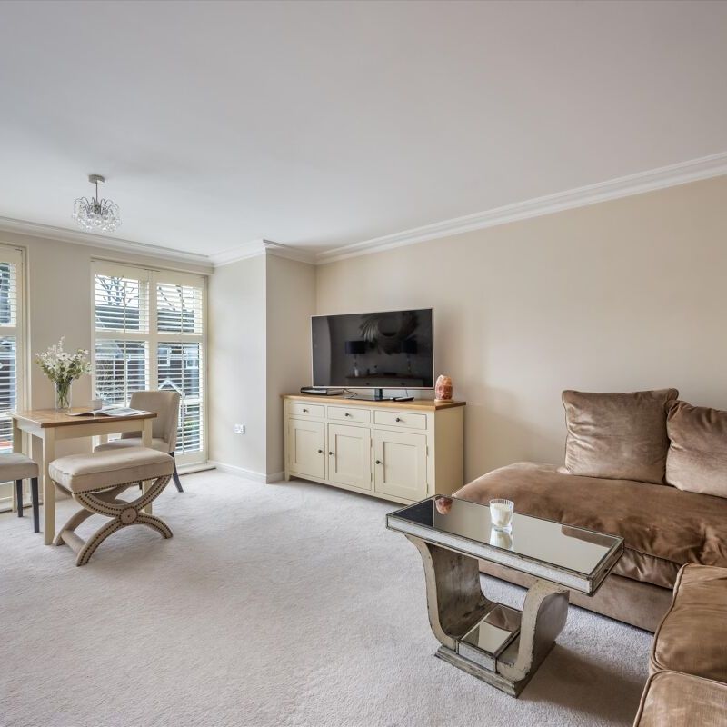 Available to let is a 2 bedroom, 2 bathroom, first floor apartment set in the highly sought after gated development, Pendenza. - Photo 1