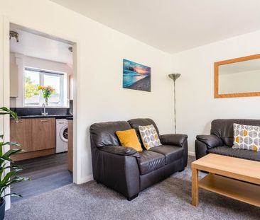 5 Bed Semi-Detached House, Hillside, BN2 - Photo 2