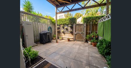 Two-Bedroom Apartment Moments from Albert Park Lake - Photo 4