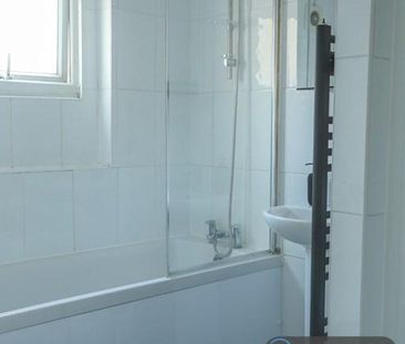 1 bedroom in a flat share to rent - Photo 3