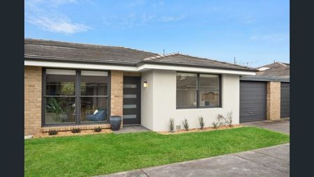 WALKING DISTANCE TO THE BEACH AND SHOPS. - Photo 2