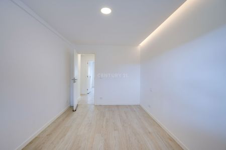 Apartamento T3 remodelado, com logradouro com churrasco em Porto Salvo para arrendamento - Photo 2