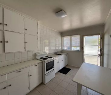 SPACIOUS ONE BEDROOM UNIT IN MOUNT EDEN - Photo 5