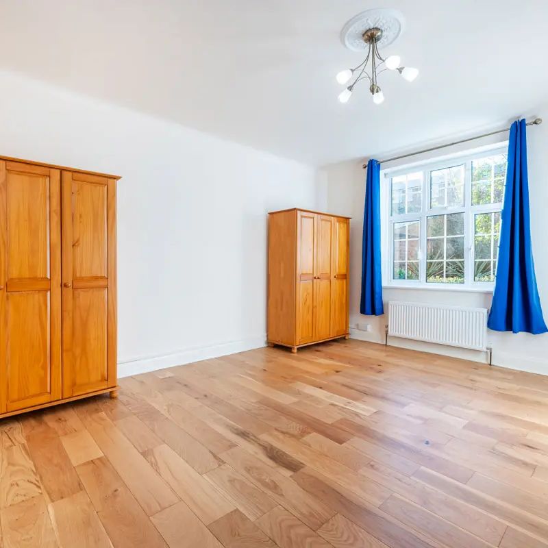 2 bedroom in Kew Road - Photo 1