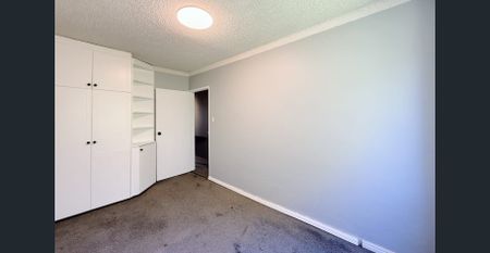 Bright & Spacious 2-Bedroom Apartment in a Prime Waterside Location - Photo 3