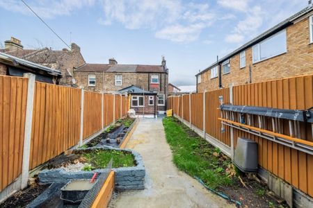 2 bedroom end of terrace house to rent - Photo 3