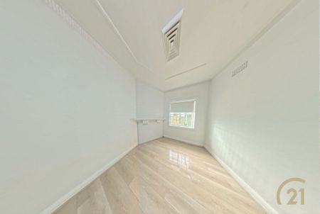 Water Front Views and Luxury Living&excl; - Photo 3