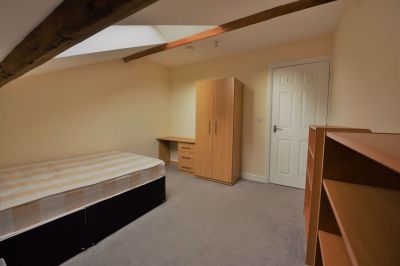 2 bedroom Flat in Flat 2, Leeds - Photo 2