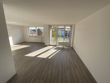 Helle, geräumige 3-ZKB-Balkonwohnung in der 3. Etage in der Südstadt zu vermieten! - Photo 2