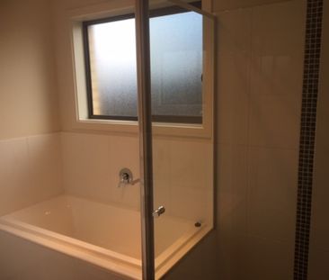 Modern 3-Bedroom Home in a Quiet, Convenient Location - Photo 5